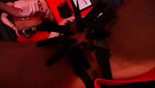 Belden bağlamalı takma yarakla sikiş grup seks yaptıktan sonra sarkan rosebud patlıyor