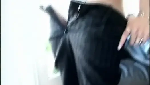 Seksi esmerin büyük yarağa ihtiyacı var!