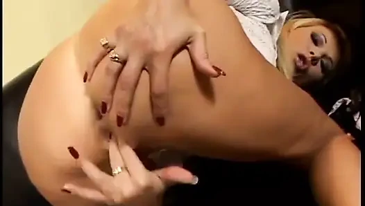 Topuklu büyük memeli sarışın orta yaşlı seksi kadın sakso çekiyor ve sonra pert götünü krem için siktiriyor