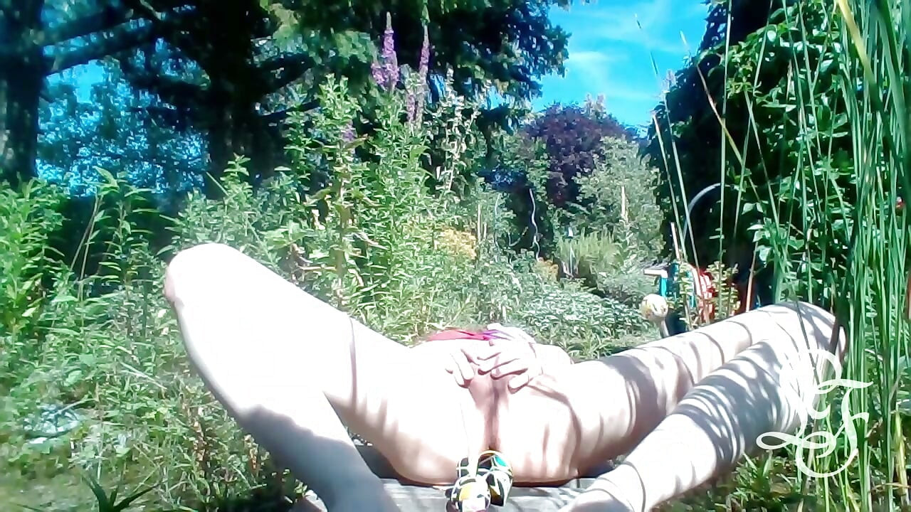 I love doing it OUTDOORS and this time I it mad me CUM!