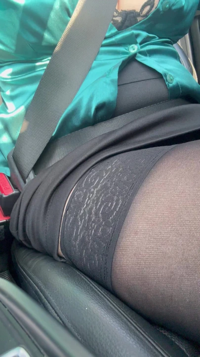 穿着丝袜的丰满熟女驾驶并感觉很饥渴