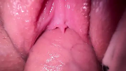 Üvey erkek kardeşimin karısı orgazm olduktan sonra fışkırtıyor, onun sıkı amını siktim