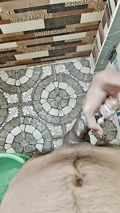 18-JÄHRIGER JUNGE - FETTER SCHWANZ-MASTURBATION .. IM BADEZIMMER