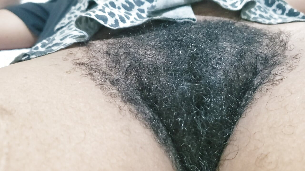 Schöne reife frau mit behaarter muschi und sexy selbstvertrauen