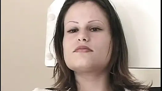 Два бисексуальных медсестры шаловлива с молодой крошкой у доктора