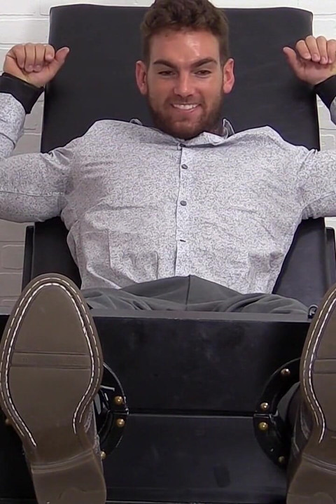 Chase Lachance cosquillas desnuda