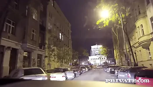 Ornella Morgan erkeğini arka koltukta sikiyor