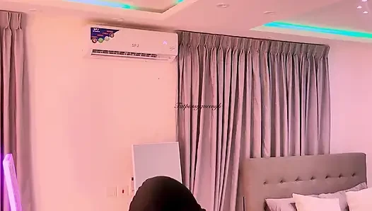 Cewek kulit hitam pantat bahenol lagi asik nyepong, ngentot kontol besar pria kulit hitam sampai mengerang keenakan