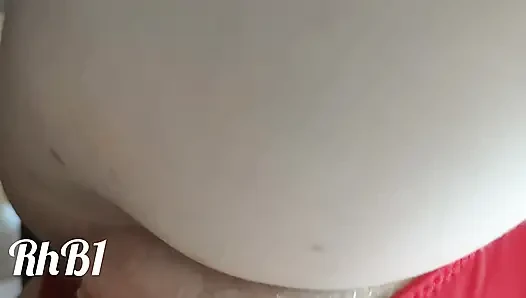 Er ist in mich gekommen. Sein sperma leckt aus meiner muschi auf mein höschen.