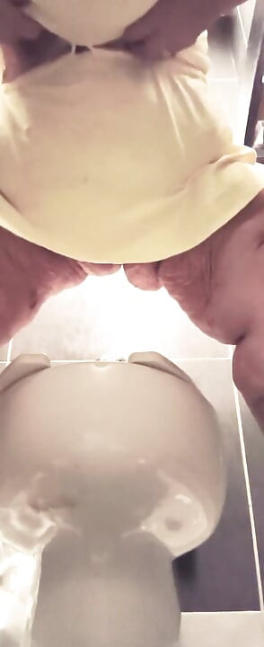 U puede recoger tu orden de coño en el baño público