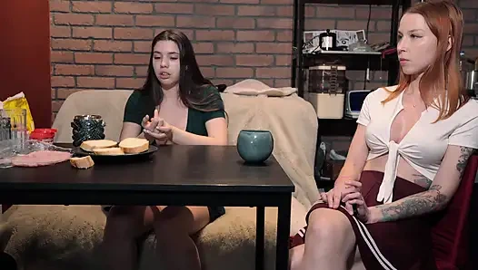 Моя мачеха проверяет мою новую подругу и учит ее, как делать минет и проводить анальный секс