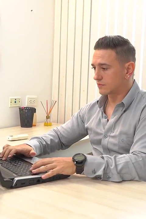 Кримпай - грудастый извращенец становится на колени во время собеседования и сосет хуй ее босса, пока она не получит работу