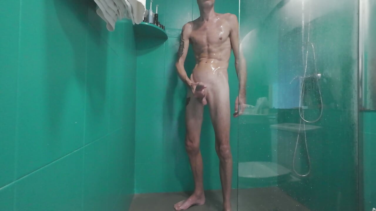 MEU PADRASTO ME DEIXA LAVAR SEU PAU ENORME QUANDO TOMA BANHO