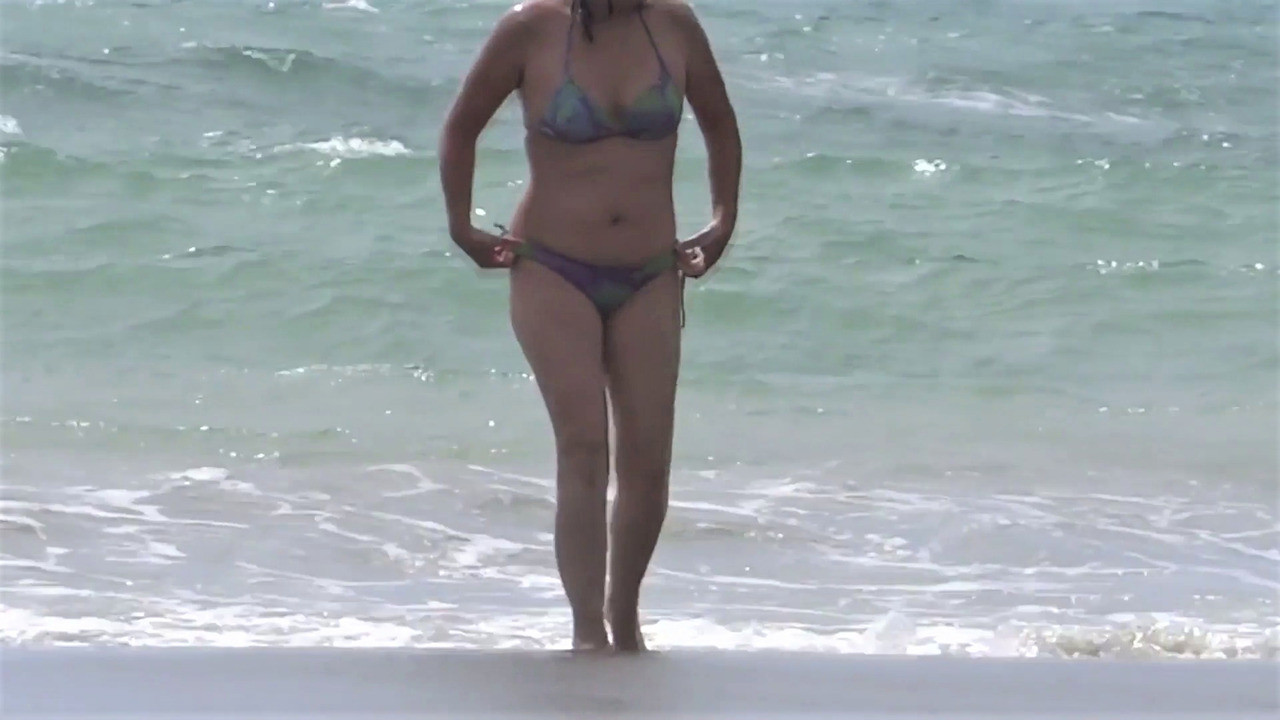 Ma femme sur la plage, le gardien de l'hôtel jouit sur sa chatte poilue