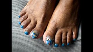 フード熟女青い足の爪