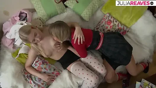 Sexy blondinen ficken sich nach dem fingerficken gegenseitig mit einem strap-on-dildo