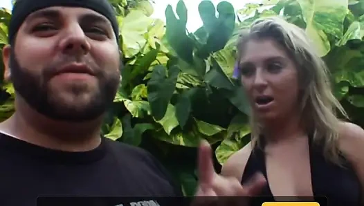 Ateşli sarışın komşu açık havada kendini parmaklıyor sonra dildo içeride sikişiyor