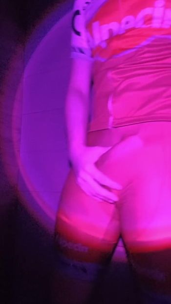 타이트한 섹시 사이클링 수트를 입고 큰 엉덩이를 보여주는 겸둥이 트윈크