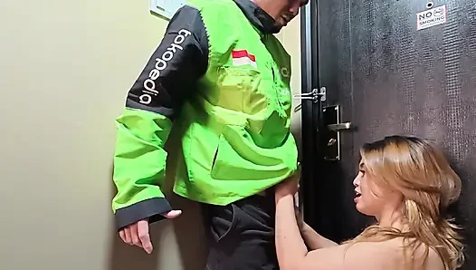 Indonesian Prank Ojol Get Extra Tips From Hot & Sexy Moms