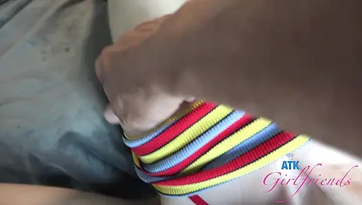 Julia James писает, сосет и трахает крошку в любительском видео!