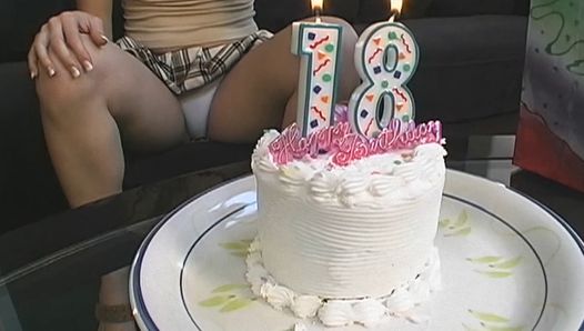 18. urodziny - napalona blondynka dostaje swojego pierwszego dildo