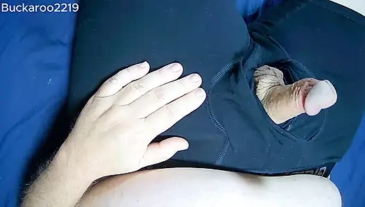 Pürüzsüz yarağıma mastürbasyon yaparken başka bir manzara