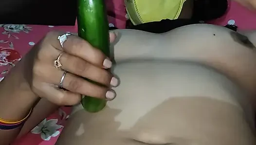 Ibu rumah tangga hot desi sendirian di rumah dan mengambil mentimun di memek untuk setisfy sendiri