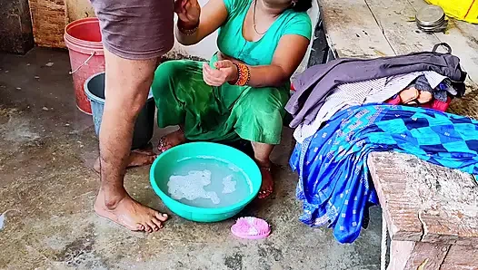 Desi bhabhi ne  bathroom me land chusha