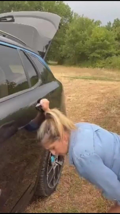 Moment à voir absolument de « Je apporte le déjeuner à mon demi-frère à la campagne et sa femme veut ma bite. »
