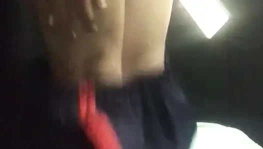 Sıska ayakları ve yarağıyla oynuyor