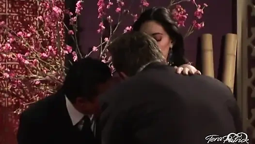 Tera patrick lagi asik seks threesome sama 2 kontol besar