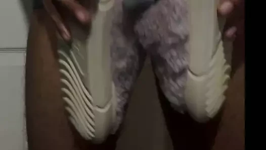 SweetFeetsy'ye ait edepsiz orta yaşlı seksi kadın terliklerine boşalıyor