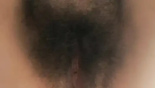 Ibu tiri yang hot dan basah lagi asik muasin memeknya sambil membayangkan dientot kayak pelacur