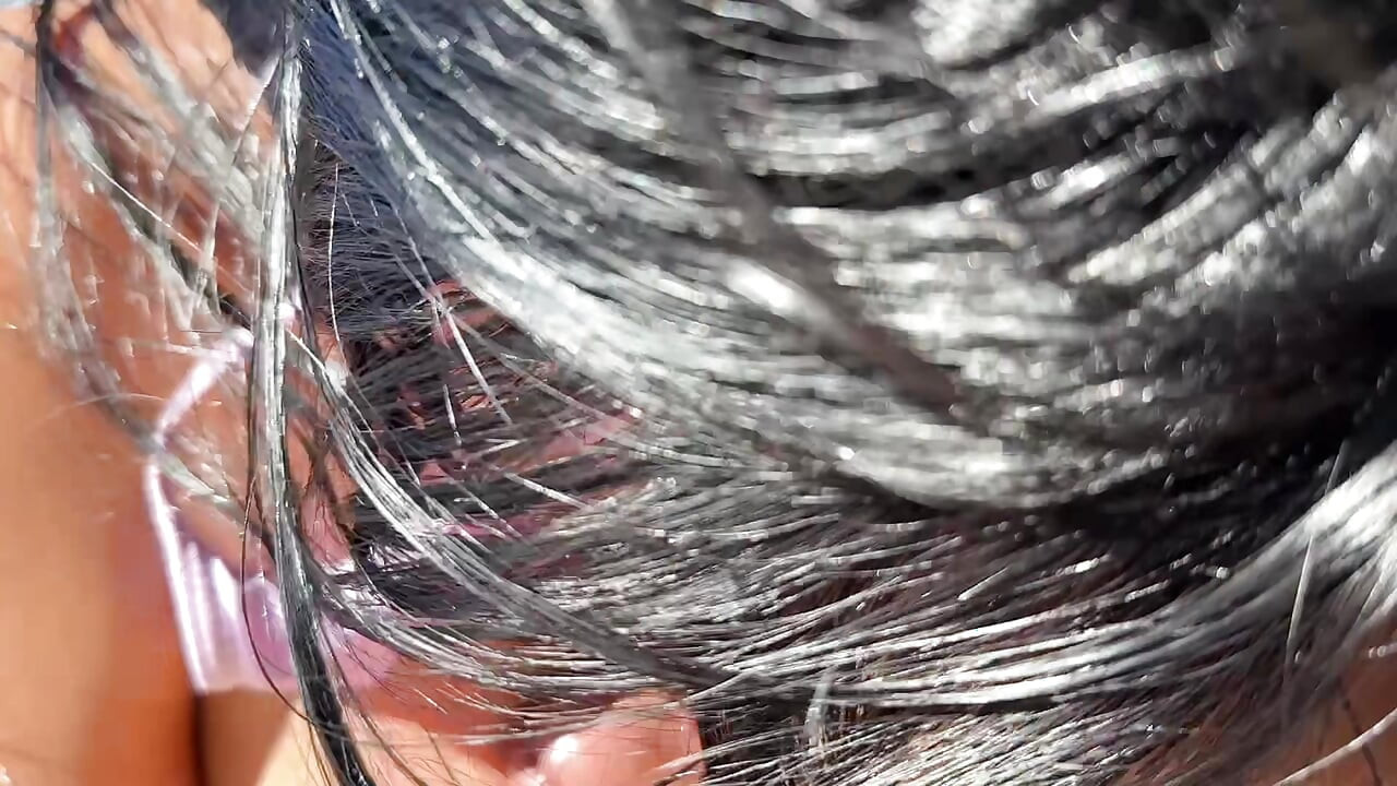 大屁股拉丁女郎Dia Bella Twerking在泰迪塔兰蒂诺的泳池边