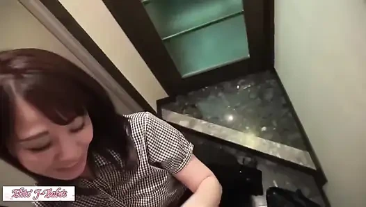 Schwarzhaarige translucent beauty umarmt POV-Aufnahme, selbstbewußt Grenzen mit spielerischer Neugier erkunden