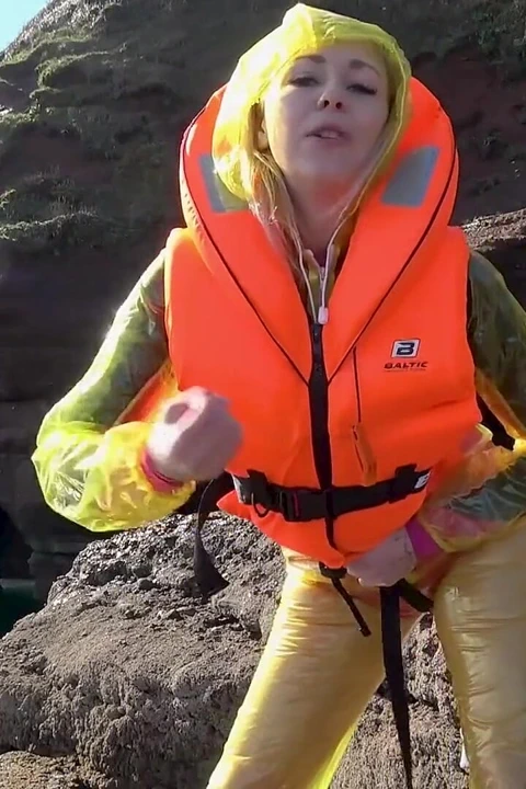 救生衣、pvc和氯丁橡胶在阳光下浸泡并喷出