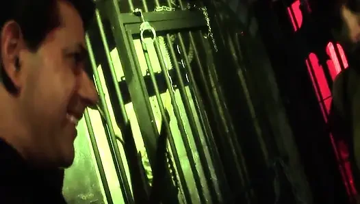 Schmutzige üppige szene 3_blonde, vollbusige fetisch-MILfs, die dreier in einer BDSM-Höhle haben