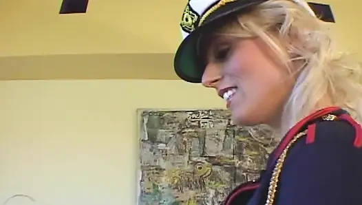 Perfektes navy-blondes schätzchen zu dritt gefickt