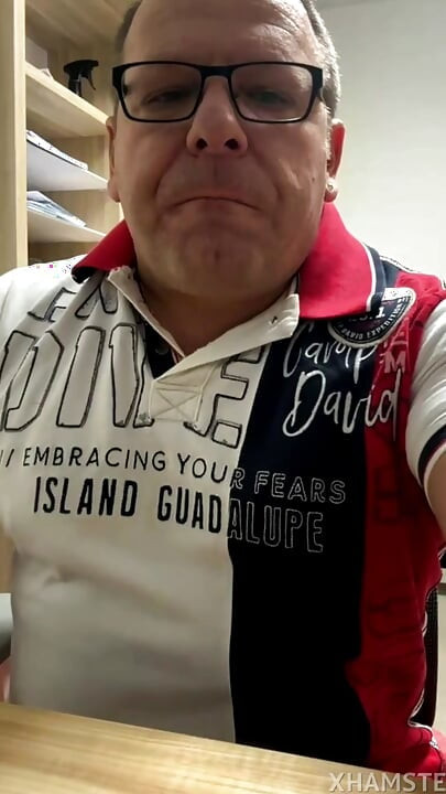 Maduro macho se pega un pajote en su gran polla mirando a cam