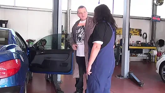 Татуированную рыжую немецкую милфу с натуральными формами трахают в