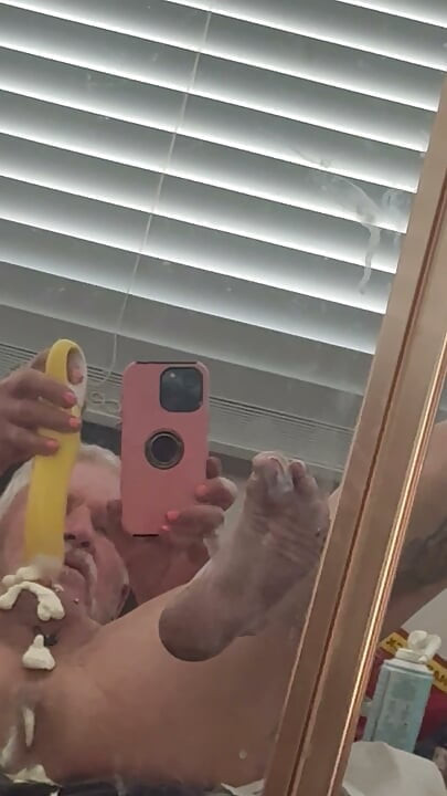 Yo comiendo crema batida de mi culo de un dildo