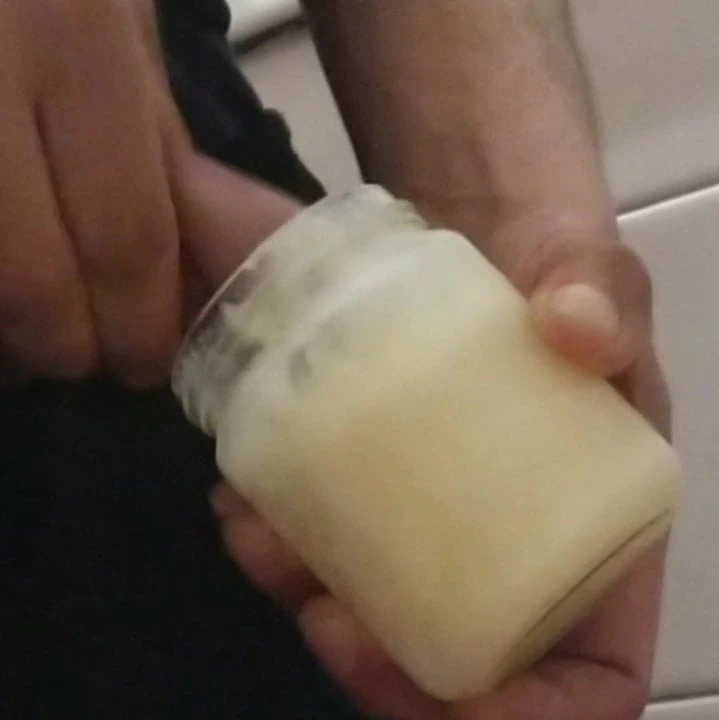 Glas voll Sperma nachgefuellt