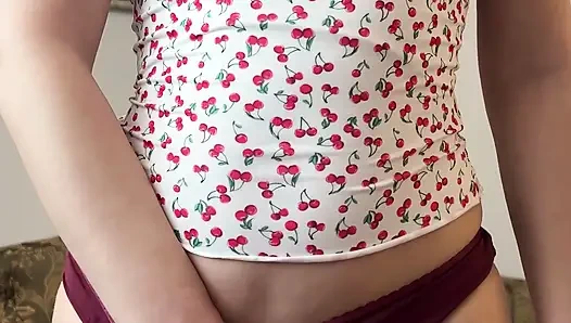 Горячая тинка мастурбирует - Maiski