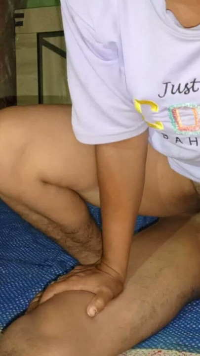 Desi bhabhi, sikilirken fışkırtarak devarını yıkadı Hintçe HD seks videosu | Clip 1