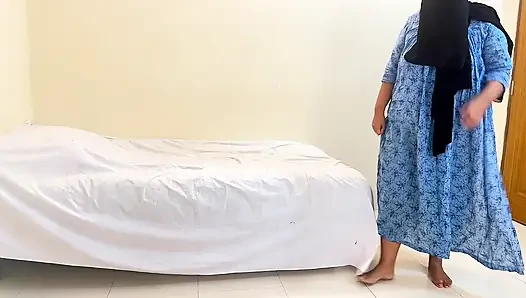 Adam ev hanımının odasına giriyor ve onu bağlamaya çalışıyor, ama ateşli ev hanımı onu yakaladı ve ellerini bağladı, sonra sikti - kovboy kız
