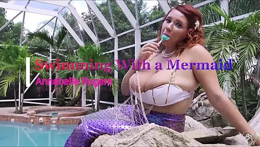 Mit einer meerjungfrau schwimmen