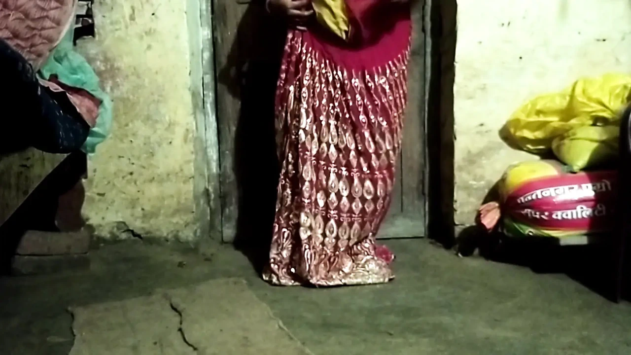 年轻的印度夫妇接吻