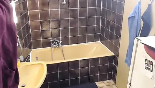 Schau zu, wie ich mich beim ausziehen und duschen