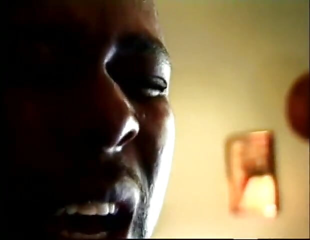 Peituda negra no pau preto grande