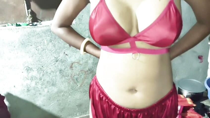 Desi girl bhabhi ji apna chadi khol ke chut ka paani nikal ne lagti hai bhot tite hai